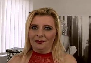 Red bodysuit mommy gets her hairy slit banged