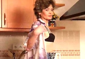 Mommy fucking herself in a very hot video