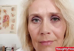 Blonde shows her sexy nips in a really sexy vid